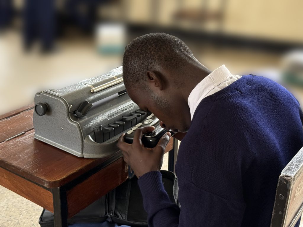 Sokea poika ja braille-kirjoitin