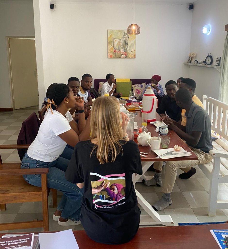 Viittomakielen tulkkeja koulutuksessa